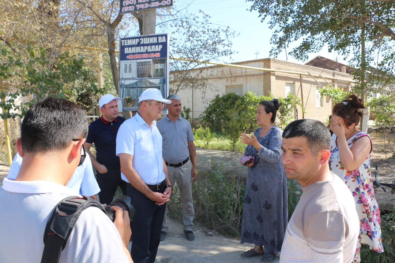 XIVA SHAHAR HOKIMI TEMUR DAVLETOV “GULIRAYHON” MAHALLASIDAGI KO‘CHALARINING AVTOMOBIL YO‘LLARINI TAʼMIRLASH, TUNGI YORITGICH TIZIMINI O‘RNATISH ISHLARI BILAN TANISHDI